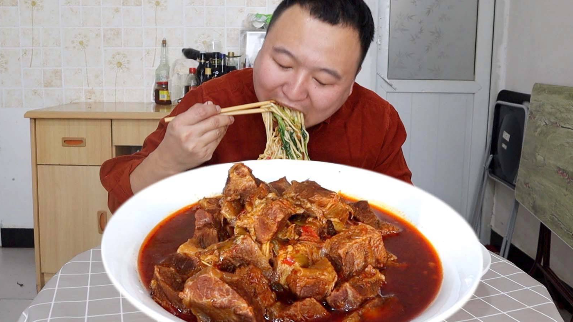 小伙买3斤半牛肉做红烧牛肉,没想到这么香,二斤面不够吃。过瘾!